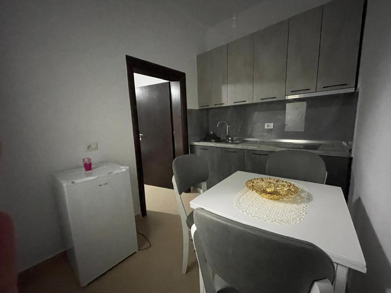 Vila Megi-Rent Room Вльора Екстер'єр фото